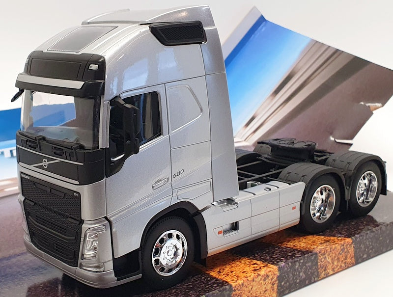 Welly 1/32 Scale Model Truck 32690L - Volvo FH - Silver