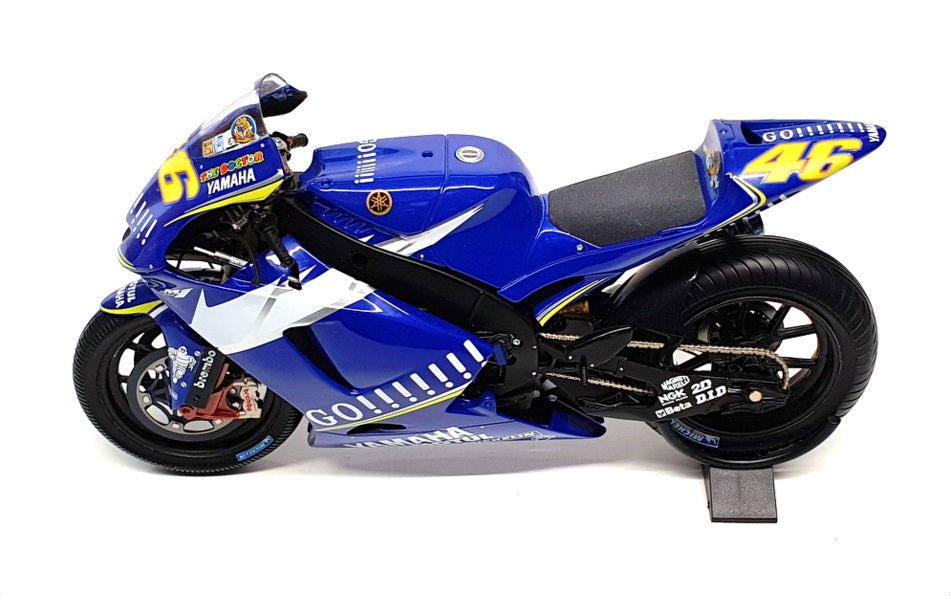 Minichamps 1/12 Scale 122 053146 - Yamaha YZR-M1 + Rossi Figure Donnington 2005