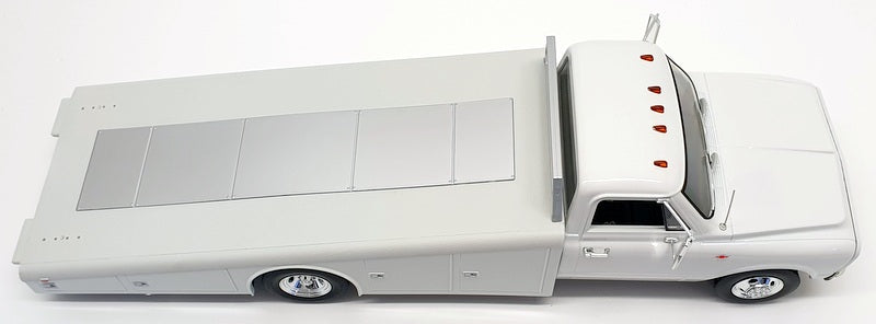 Acme 1/18 Scale Model 1801700 - 1967 Chevrolet C30 Ramp Truck - White