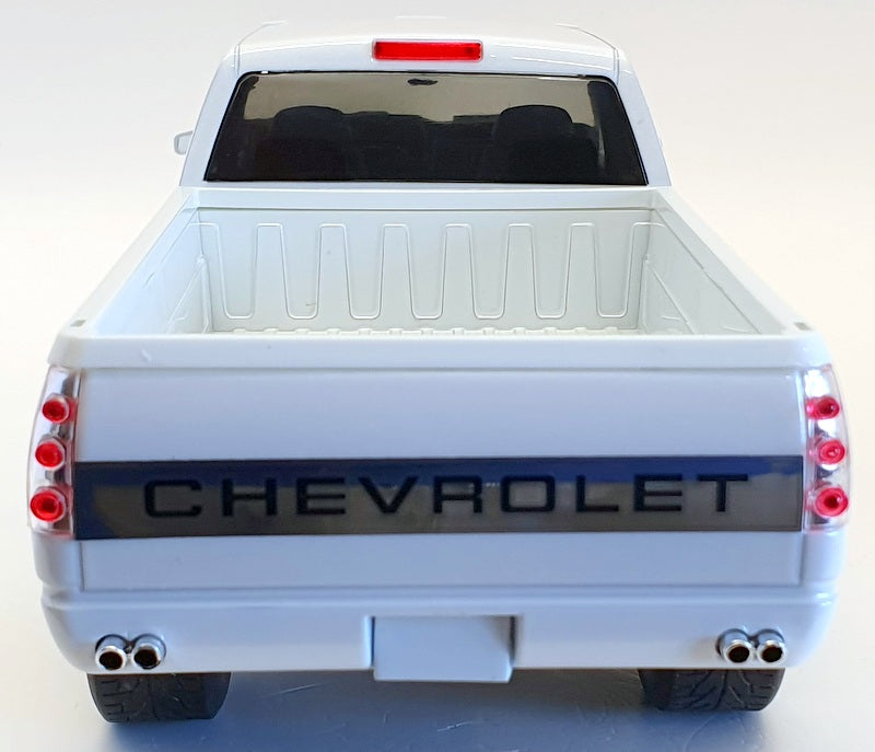 Greenlight 1/18 Scale 19072 - 1997 Chevrolet Custom Silverado 3500 - White