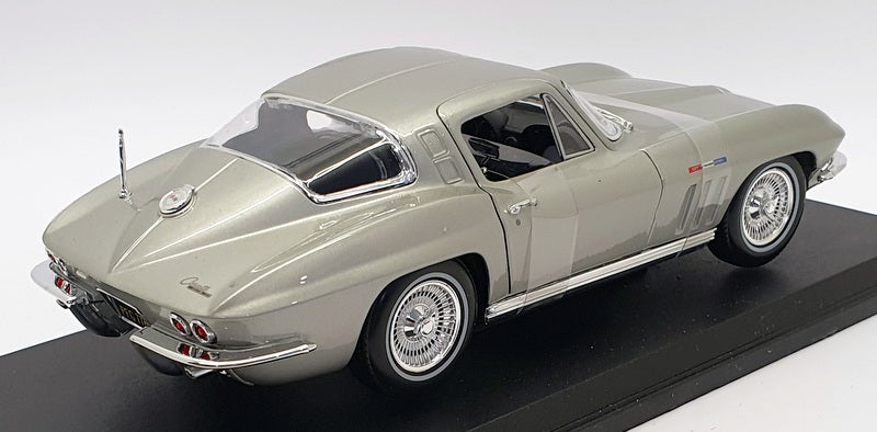 Maisto 1/18 Scale Model Car 46629 - 1965 Chevrolet Corvette - Silver