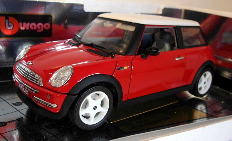 Burago 1/18 Scale Diecast - 3379 Mini Cooper 2000 Red White