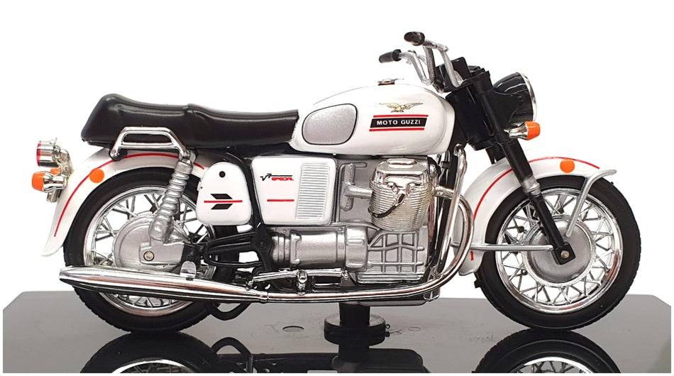 Atlas Editions 1/24 Scale 4 658 117 - 1967 Moto Guzzi V7 Special - White